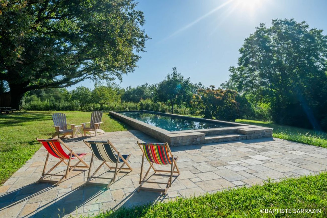 Catgorie : Couloir de nage (rcompensant la ralisation d’un couloir de nage destin  un usage familial, longueur ≥ 10 m, largeur ≤ 30 % de la longueur)TROPHE D’OR EX QUO : PISCINE KLEA / L’ESPRIT PISCINE Descriptif :Ce couloir de nage semi-enterr de 18 x 3,5 m combine performance et esthtique. Sa structure en bton arm isole thermiquement assure robustesse et confort thermique. Lgrement hors sol, le bassin est habill de pierre naturelle, s’intgrant harmonieusement au grand terrain calme et paysager, invitant  la dtente. Le revtement en membrane arme 3D 200/100e gris ardoise complte l’lgance du bassin. La piscine est quipe d’un volet immerg, d’un lectrolyseur et d’une pompe  chaleur pour une eau toujours limpide et agrable. Une ralisation qui allie design, confort et performance, idale pour la nage et le bien-tre familial. Crdit photo : Piscine Klea / L’Esprit Piscine