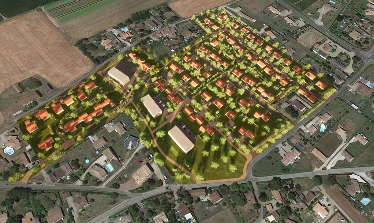 Montplaisir à Sainte-BazeilleLa Communauté Val de Garonne Agglomération (VGA) en Nouvelle-Aquitaine, département du Lot-et-Garonne, aménage un écoquartier à Sainte-Bazeille, au lieu-dit Montplaisir. S'étendant sur 7 hectares, à 900 m du centre-bourg, le projet se déroule en deux phases pour accueillir un total de 121 logements neufs. La première phase, conforme au référentiel de labellisation de 2014, a été suivie d'une adaptation en 2021 pour intégrer les évolutions de celui-ci en 2019. La démarche de la maîtrise d'ouvrage vise une amélioration continue, dans une démarche d'Approche Environnementale de l'Urbanisme. © Val de Garonne