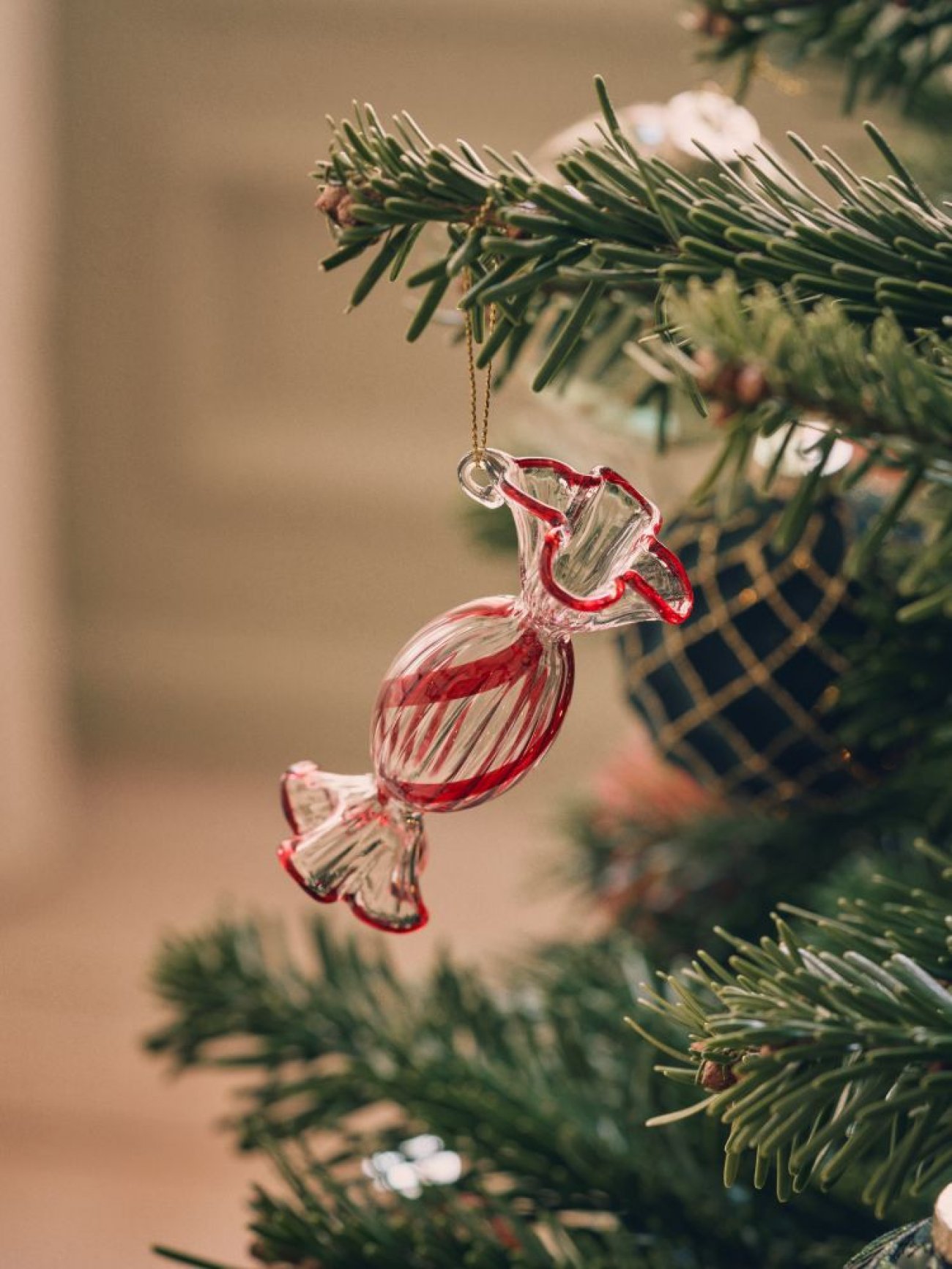 Les boules en verre Sstrene Grene se parent de nouveaux motifs enchanteurs, comme ce bonbon aux couleurs traditionnelles blanc, vert et rouge. Un clin d’œil rtro et gourmand qui apporte une touche de fantaisie  la dcoration du sapin.