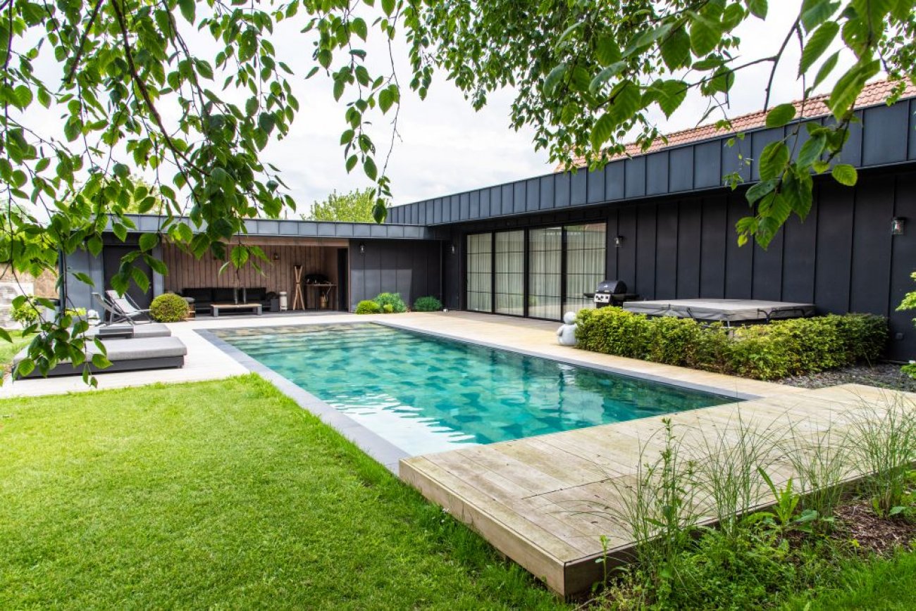 Catgorie : Piscine respectueuse de l’environnement (rcompensant une ralisation, un produit, un accessoire, une technique de construction ou une initiative contribuant particulirement au respect de l’environnement dans le cadre de l’activit piscine) TROPHE D’OR : PISCINE & JARDIN / EUROPISCINE Descriptif :Cette piscine classique de 4,3 x 12,4 m, construite en bton, allie design, confort et respect de l’environnement. Elle prsente un niveau d’eau spcial raz de margelle et un escalier sur mesure avec premire marche rallonge pour plus de scurit et de confort. Le bassin est habill de carrelage Pierre de Bali, avec plage en Ip et margelles en schiste du Brsil, offrant une finition naturelle et lgante. Les options cologiques incluent un volet immerg avec lames solaires, une domotique complte PoolCop pour piloter les fonctions  faible consommation et dcaler le remplissage selon la mto, une pompe  vitesse variable 4 vitesses gre par domotique, un chauffage par pompe  chaleur Full Inverter et un traitement automatique de l’eau. Une ralisation exemplaire qui combine performance, esthtique et faible impact environnemental, pour profiter d’une piscine durable et intelligente. Crdit photo : Piscine & Jardin / Europiscine