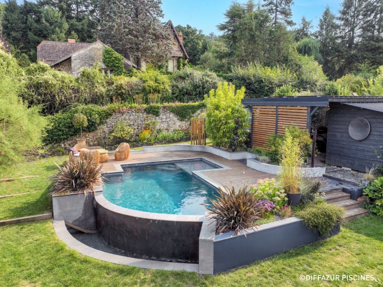 Catgorie : Piscine familiale de forme libre de moins de 40 m TROPHE D’ARGENT : DIFFAZUR PISCINES Descriptif :Le modle Gomtrique de Diffazur Piscines allie design contemporain et fonctionnalits avances. Avec des dimensions de 6,5 x 3,5 m et une profondeur variant de 1,3  1,5 m, il intgre un escalier de deux marches pour un accs confortable. Le bassin, construit en bton arm Gunite, est habill d’un revtement Crystalroc Granit Gris Ardoise Option Imprial Silver paillet, un enduit minral  base de marbre et quartz pour un rendu raffin et lumineux. La piscine est complte par une plage en bois et une margelle en pierre flamme, apportant lgance et confort autour du bassin. Ct quipements, elle dispose d’un systme de nettoyage automatique Diffaclean, d’un chauffage, d’un projecteur LED blanc, d’une plage immerge et d’un dbordement de 4 m. La domotique Capto permet de piloter et analyser la piscine selon les rgles dfinies, pour un usage simple et connect. Une ralisation qui conjugue esthtique, confort familial et haute technicit, incarnant les standards de l’excellence franaise en matire de piscine. Crdit photo : Diffazur Piscines