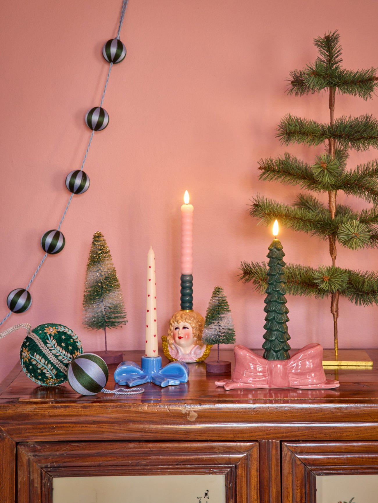 Pour Nol 2025, Rice mise donc sur le charme du rose poudr mais aussi sur le retour de ses pices en cramique peintes  la main. Boules, vaisselle et dcorations festives combinent douceur et savoir-faire artisanal pour un intrieur potique et chaleureux.