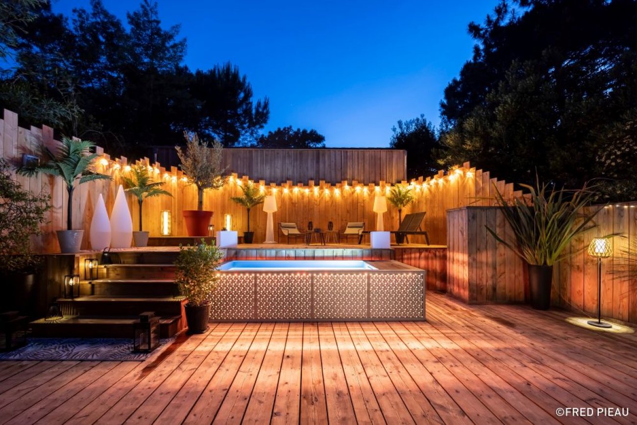 Catgorie : Piscine de nuit (rcompensant une piscine particulirement bien mise en valeur par des quipements de nuit) TROPHE D’OR : PISCINELLE – PETITE SOURCE Descriptif :Le modle Petite Source PS5 – finition Nid d’toilesⒹ est une mini-piscine innovante de 6,9 m (3,81 x 1,8 x 0,845 m) conue pour les espaces difficiles d’accs, installable sans terrassement ni bton en seulement 24 h. Sa structure aluminium double-peau, rsistante  la corrosion, est parfaitement adapte aux conditions marines du Cap Ferret. Cette ralisation unique combine bain nordique, spa et mini-piscine, avec intgration paysagre discrte et faible impact environnemental. Le bassin est quip d’un liner gris clair, d’une terrasse en sapin massif, et de margelles aluminium Petite Source. Les options comprennent clairage priphrique couleur, banquettes immerges, chauffage, blower, connectivit Wi-Fi, projecteur LED couleur, filtre  cartouche, protection hors-gel et housse de protection, offrant confort, scurit et magie nocturne. Une ralisation qui allie technologie, esthtisme et ambiance frique pour profiter de la piscine de jour comme de nuit. Crdit photo : Piscinelle – Petite Source