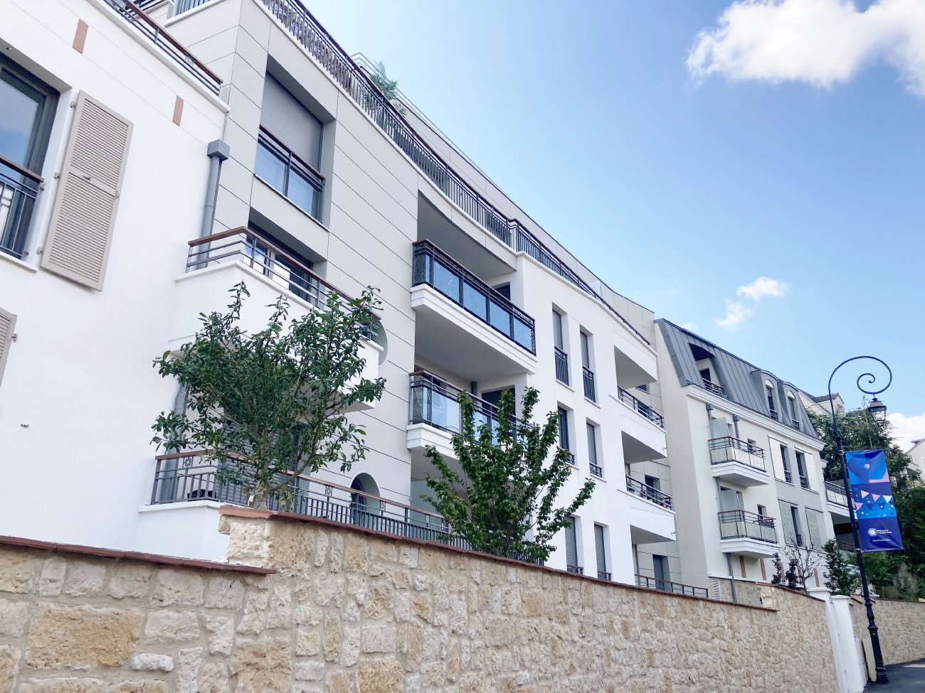 Logement AbordableMdaille d'or : MDH Promotion pour le projet Les Squentielles  Bry-sur-Marne (Val-de-Marne, 94). MDH Promotion s’est distingu avec Les Squentielles, un programme situ  Bry-sur-Marne,  proximit de la mairie et du RER A, exemplaire pour son accessibilit conomique grce au dispositif du Bail Rel Solidaire, BRS. En rduisant le prix d’achat des 38 appartements neufs de 30  40 % par rapport au march, cette initiative permet  des mnages de devenir propritaires pour un cot mensuel de 1 094 € pour un T3, bien en dessous des tarifs de location ou d’achat dans le libre. Pour preuve, l'ensemble des appartements a t rserv en une semaine seulement ! Construit sur un flanc de colline, le projet intgre des espaces extrieurs privatifs, des jardins en rez-de-chausse et des parties communes dcores par un architecte, assurant un cadre de vie de qualit sans compromis. Le traitement architectural diffrenci des trois units, valid par les Architectes des Btiments de France, souligne l’esthtisme de cette ralisation. Grce  une redevance matrise et l’impossibilit de spculation  la revente, Les Squentielles garantissent un accs durable  la proprit pour des familles, dans un cadre mlant innovation, solidarit et qualit de vie. 