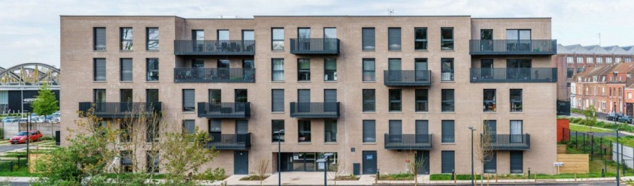 Pyramide d’Argent de la qualité globale : VILLA FACTORY, Wattrelos/Tourcoing (59)Promoteur : PromogimArchitecte : YTAU – Yannick Troubat Architecture Urbanisme Descriptif et particularités :Située à la lisière de l’écoquartier de l’Union, Villa Factory comprend 70 logements — 41 en accession et 29 en locatif intermédiaire — répartis dans deux bâtiments R+4 au style contemporain et équilibré. Organisés autour d’un cœur d’îlot paysager préservant les arbres existants, ils offrent un cadre de vie végétalisé favorisant biodiversité et convivialité. Les logements T2 à T4 disposent de balcons, terrasses ou jardins privatifs. L’architecture rend hommage aux anciennes halles voisines, avec des façades en briques porteuses à faible impact carbone et des balcons en métal et béton. Raccordé au réseau de chaleur biomasse, le projet combine esthétique et sobriété énergétique. Livraison prévue : 07/2024.