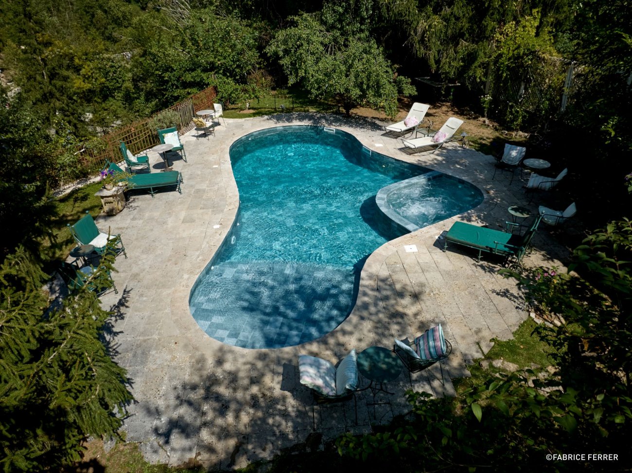 CATGORIE PISCINE FAMILIALE DE FORME LIBRE DE MOINS DE 40M2(rcompensant la ralisation d’une piscine de forme libre destine  un usage familial et dont la surface d’eau est infrieure  40m2)- TROPHE D’OR -CATUSSE PISCINES & SPAS / EUROPISCINEPropiscines : ouiDescriptif produit :• Modle : Piscine familiale de forme libre option spa et plage californienne• Dimensions : 8 x 4 m• Matriaux : Banch• Caractristiques techniques particulires : Spa incorpor en bassin, plage californienne• Revtement : Membrane arme 3D Sensation, coloris pierre de jade• Plages : Pierres naturelles de rcupration pierre de Bourgogne• Margelle : Pierres naturelles de rcupration pierre de Bourgogne• Option(s) : Spa, chauffage, traitement de sel et pH