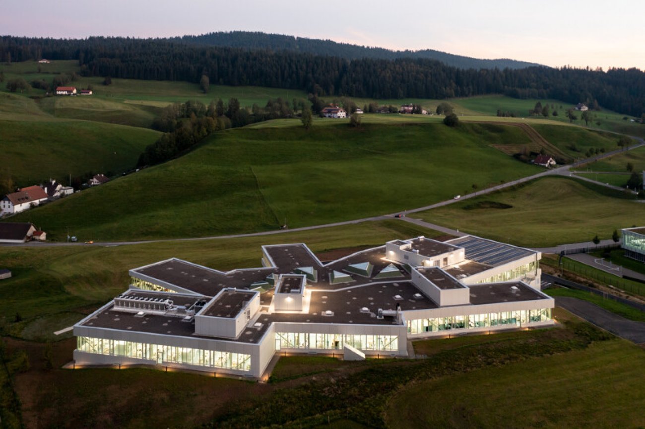 <strong>MEILLEUR PROJET INDUSTRIEL & LOGISTIQUE</strong><br>New manufacture de haute horlogerie par Audemars Piguet<br>Le Locle, Suisse<br>Architectes : Kunik de Morsier architects