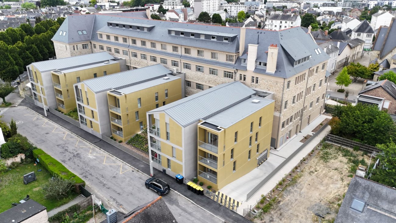 Prix des  Mains D’Argent  : LES JARDINS SAINTE THRSE  Rennes (35) de BATI ARMOR avec GDB Architecture Ce projet de rsidence services pour personnes ges de 99 logements participe pleinement  la valorisation du bti ancien. Il se dploie sur l’ancien collge Sainte Thrse rhabilit et complt par trois extensions modernes dveloppes dans le respect de l’chelle des maisons du quartier. Ce programme concilie histoire et modernit sous la supervision de l’Architecte des Btiments de France (dconstruction slective et installation de menuiseries bois).  Pour russir ce programme, BATI ARMOR a fait majoritairement appel aux fournisseurs bretons : 75 % des intervenants en phase conception (9 socits sur 12) et plus de 80 % en phase travaux (22 entreprises sur 27). Par le choix d’entreprises locales, travaillant au plus prs du chantier, les missions de CO lies aux transports ont t fortement rduites. Les salaris de 90 % des entreprises intervenant sur le chantier sont ainsi domicilis dans un rayon de moins de 50 km ; galement, 30 % des ouvriers se sont rendus sur le chantier en transports en commun.  Un chantier  faibles nuisances et valorisant l’conomie circulaire : une charte chantier propre a t applique  tous les intervenants  l’acte de construire. BATI ARMOR a t accompagn par Tri n’Collect pour la gestion slective des dchets et a travaill avec Bati Rcup’ pour la dconstruction et le remploi des matriaux.  