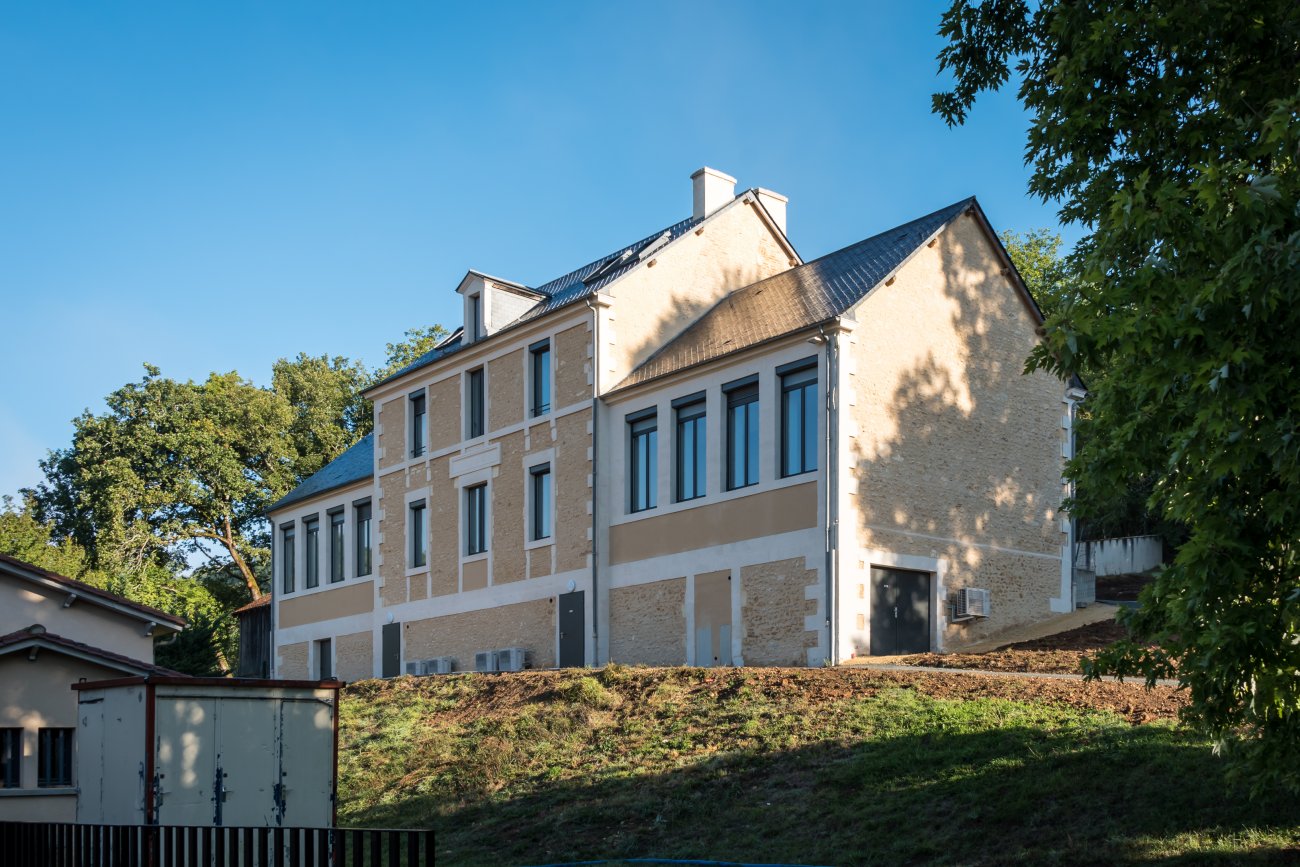Catégorie Rénovation de l'Habitat Existant « L'étonnant futur d'une école du passé » à Saint-Michel-de-Villadeix par Maison Millot-Rénovert, groupe Hexaom