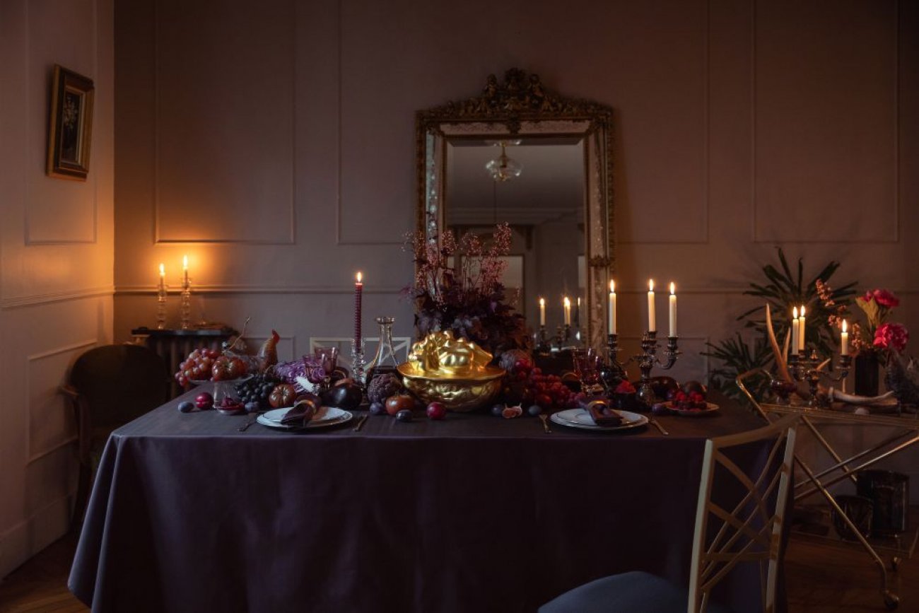 La collection Ferdie sublime la table de fte avec un style chic et lgant. En bordeaux profond, nappes, vaisselle et accessoires crent une ambiance chaleureuse et raffine, parfaite pour un banquet de Nol revisit.