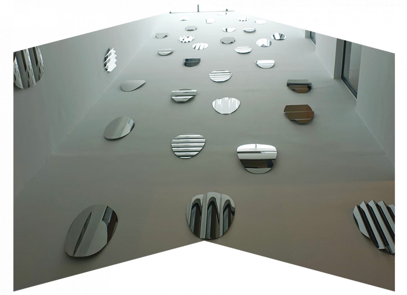 Thomas Lardeur fait dialoguer lumière et architecture à Noisy-le-Grand Pour BNP Paribas Real Estate, Thomas Lardeur a investi la cage d’escalier d’un immeuble résidentiel de Seine-Saint-Denis, avec Face à face. L’inox poli miroir capte la lumière et reflète les mouvements, transformant ce passage quotidien en espace d’interaction et de contemplation. Thomas Lardeur – Face à face à Noisy-le-GrandPromoteur : BNP Paribas Real EstateVille : Noisy-le-GrandRésumé : Sculptures en inox poli miroir dans la cage d’escalier d’un immeuble résidentiel, créant un dialogue entre lumière, architecture et habitants.Production : Art by Real Venture© Gilles Deschamps