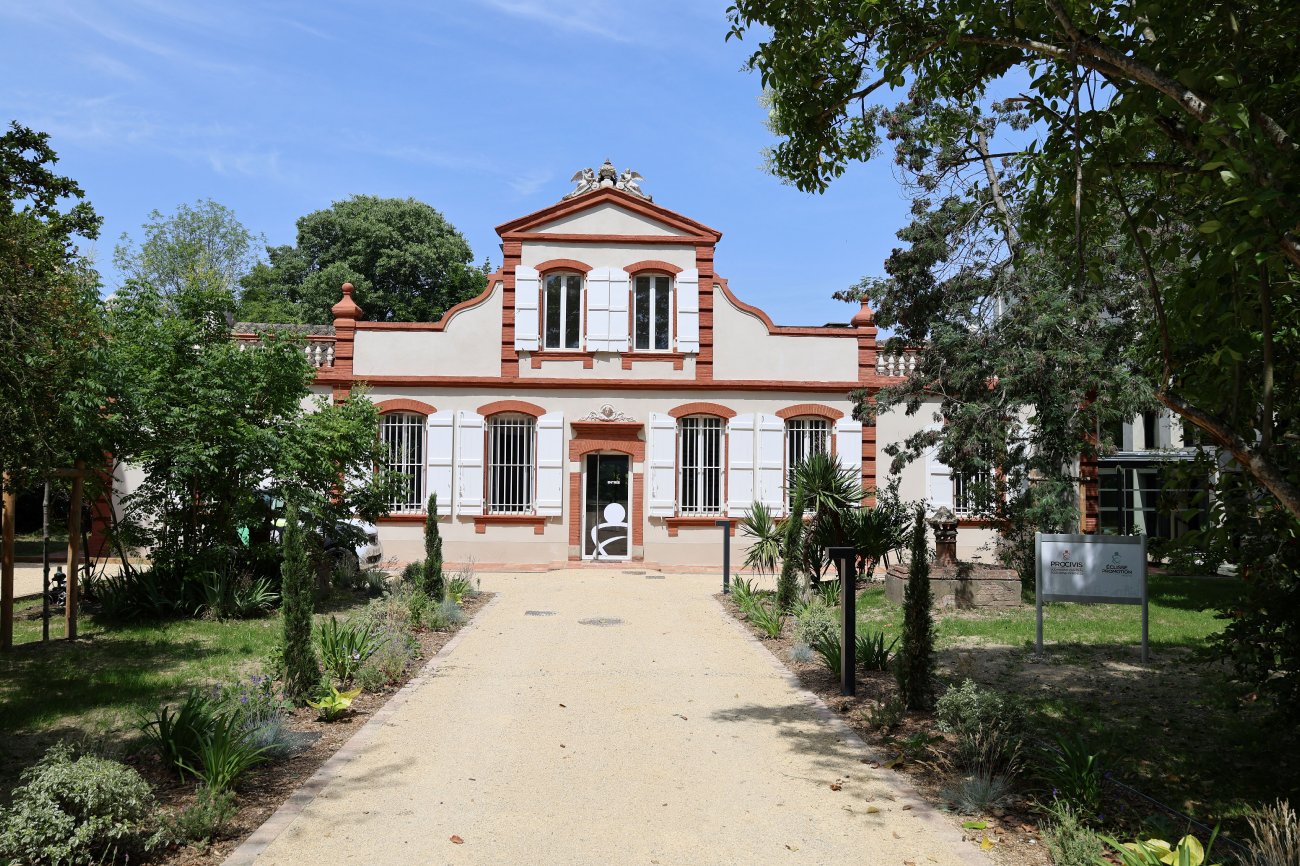 PRIX COUP DE CŒUR DU JURY : ECLISSE PROMOTION pour le projet SIEGE SOCIALArchitecte : SYN architecturesBureauxSurface de plancher : 895 m2181 route d'Albi  ToulouseDate d’achvement du chantier : 4me trimestre 2024Ce projet de construction et de rnovation porte sur la cration du SIGE SOCIAL toulousain des filiales du groupe PROCIVIS Sud Massif Central Toulouse Pyrnes, notamment de sa filiale promotion : Eclisse Promotion, qui en assure la maitrise d’ouvrage et la maitrise d’œuvre. Ces locaux accueillent une cinquantaine de travailleurs sur le quartier de Croix Daurade.Au sein d’un crin largement naturel et plant, le projet conjugue la mise en valeur du patrimoine toulousain  travers la conservation d’une demeure typique,  un immeuble neuf aux codes architecturaux propres en bton apparent (prfabriqu) et largement vitr, tous deux relis fonctionnellement par l’intermdiaire d’une passerelle couverte largement vitre, qui se veut la plus discrte.