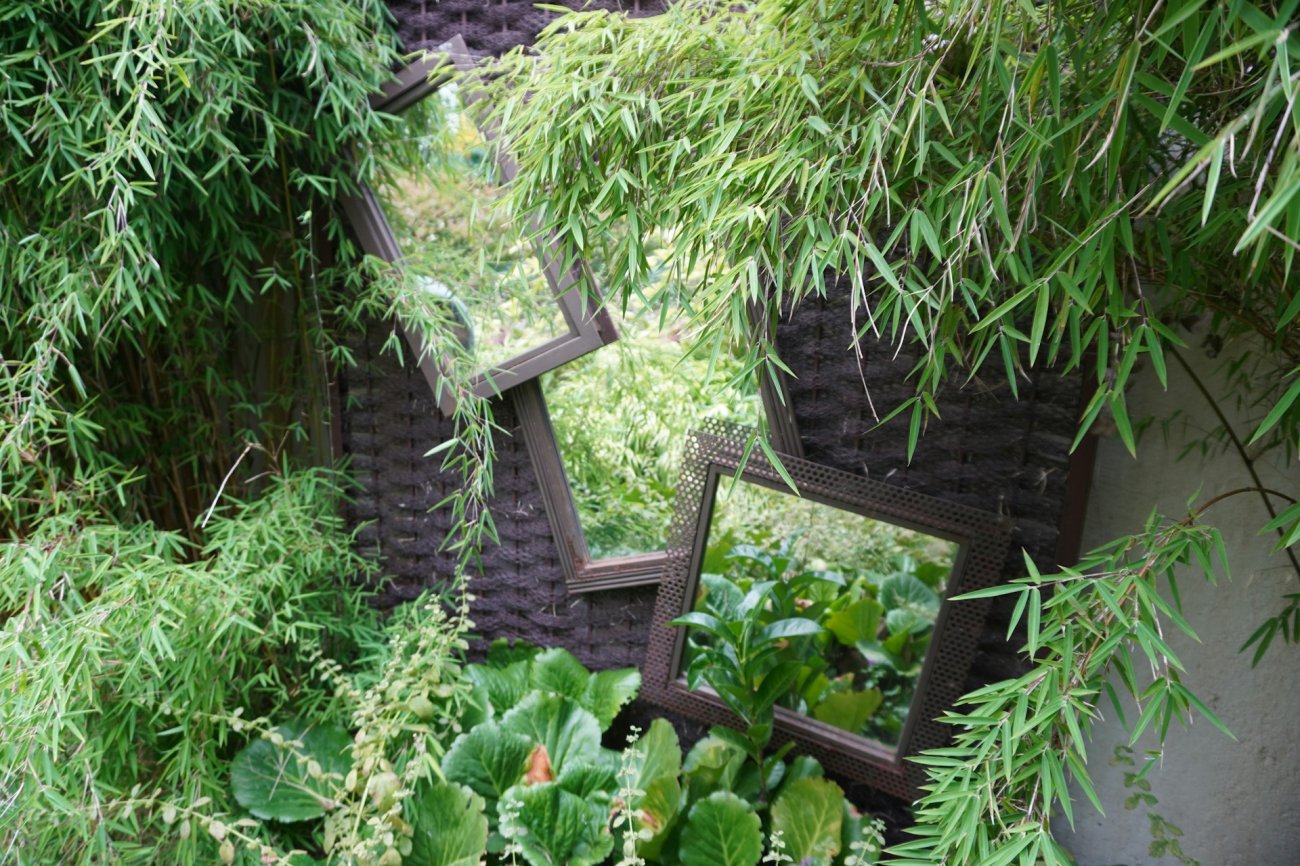 Jouez avec l'clairage et les perspectives, voire des miroirs pour agrandir visuellement les petits jardins privatifs.