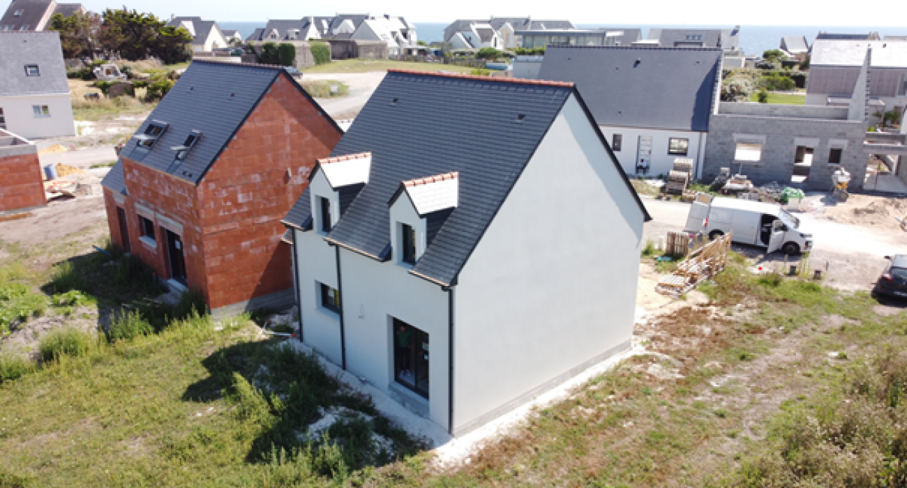 Logement AbordableMdaille d'argent : Maisons du Val pour le projet Le Jardin de Mathilde et Louise au Croisic (Loire-Atlantique, 44).Avec Le Jardin de Mathilde et Louise au Croisic, Maisons du Val illustre comment rendre la maison individuelle accessible sans sacrifier qualit et performances environnementales. Ce projet, n d’une troite collaboration entre le constructeur et la municipalit, a permis  des primo-accdants et salaris locaux d’acqurir des maisons dans un lotissement amnag o les terrains ont t vendus  50 % en dessous du prix du march. Pour un budget total de 260 000 € (incluant l’apport, un emprunt et un PTZ), les familles ont pu accder  des maisons de 90 m avec trois chambres, un garage volutif, et une consommation nergtique rduite  seulement 38 € par mois pour le chauffage et l’eau chaude. Grce  des processus constructifs optimiss, une quipe rduite et des artisans locaux fidles depuis 18 ans, Maisons du Val a conomis 15 000 € sur la construction et 106 000 € sur le foncier. Ce projet, situ  moins de 200 mtres de la mer, prouve que la maison individuelle peut tre un logement accessible, loin d’tre un produit litiste, comme le souligne Franois Duval, dirigeant de l’entreprise.