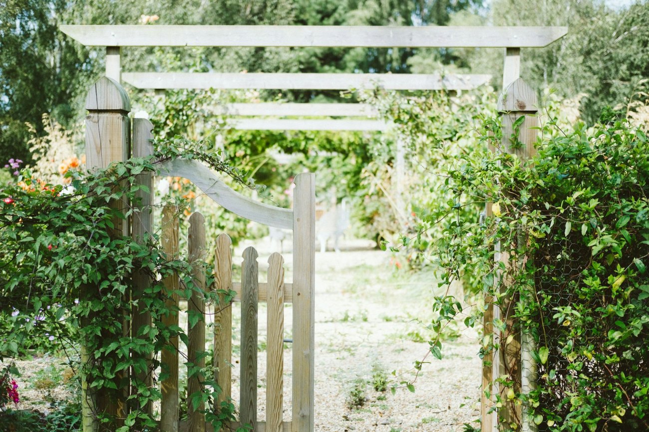 Dlimitez votre espace avec des murets, panneaux de bois ou cloisons dcoratives, pour structurer votre jardin.