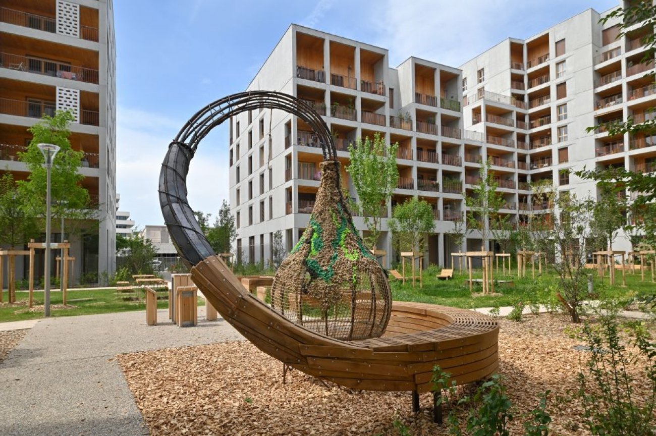Christophe Gonnet fait entrer la nature dans une r�sidence lyonnaise A Lyon, dans le quartier de Gerland, Eiffage Immobilier et AnaHome ont confi� � Christophe Gonnet une installation immersive qui invite � la contemplation au c&oelig;ur d&rsquo;un vaste ensemble r�sidentiel paysager.Christophe Gonnet &ndash; R�g�n�rescencePromoteur : Eiffage Immobilier et AnaHomeVille : LyonR�sum� : Une graine monumentale transform�e en espace de pause et de rencontre, en dialogue avec l&rsquo;architecture contemporaine et les jardins de la r�sidence.� VRamet