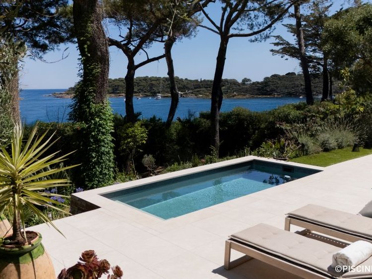 Trophée d'Or Catégorie Piscine installée pour moins de 20000  pour Piscines Waterair Nina