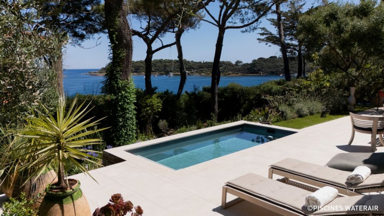 Catgorie : Piscine installe petit budget  moins de 20 000 € (rcompensant la ralisation d’une piscine de moins de 20 000 € TTC) TROPHE D’OR : PISCINES WATERAIRDescriptif :Une piscine familiale lgante et accessible, dote d’un liner gris argent et d’une plage en carrelage au rendu contemporain. Pense pour conjuguer confort, design et conomie, elle intgre un projecteur LED, un systme de filtration  cartouche conome en eau (seulement 20 L ncessaires), ainsi qu’un botier Plug In EcoR basse consommation. Ce dispositif innovant ajuste automatiquement le dbit de la pompe selon les besoins, permettant de rduire la consommation d’nergie jusqu’ cinq fois et de diviser par deux la facture d’lectricit.Son local technique Locaroc 2, au design naturel et discret, s’installe sans travaux supplmentaires. Pr-mont et garanti six ans, il s’intgre parfaitement dans le jardin pour une piscine aussi performante qu’harmonieuse. Crdit photo : Piscines Waterair