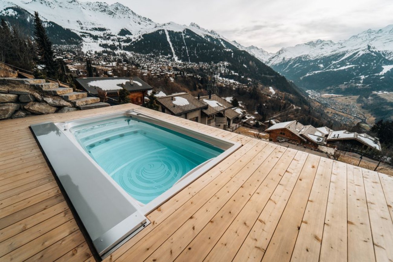 Catgorie : Spa (pour une ralisation particulirement esthtique ou innovante dans l’univers du SPA) TROPHE D’OR : NICOLLIER PISCINE / CARR BLEU Descriptif :Ce spa de nage encastr s’installe en extrieur sur la terrasse d’un chalet de montagne, avec des dimensions de 5,5 x 2,5 x 1,34 m. Sa cuve en acrylique associe esthtique et robustesse, tandis que le revtement et la plage en bois renforcent l’intgration naturelle au dcor. Le spa intgre 21 buses : 6 pour la contre-courant et 15 pour l’hydromassage, ainsi qu’un fond antidrapant et des skimmers invisibles recouverts de grilles design. La filtration se fait par cartouche, avec analyseur et rgulateur automatique pour une eau toujours parfaite. Parmi les options haut de gamme : fond multi-niveau, chauffage par pompe  chaleur Inverter, 2 projecteurs LED et couverture isotherme automatique USSPA brevete ACS qui se dploie et se range dans le sol pour une utilisation simple et scurise. Une ralisation qui conjugue innovation, confort et design, pour une exprience spa complte en toute saison. Crdit photo : Nicollier Piscine / Carr Bleu