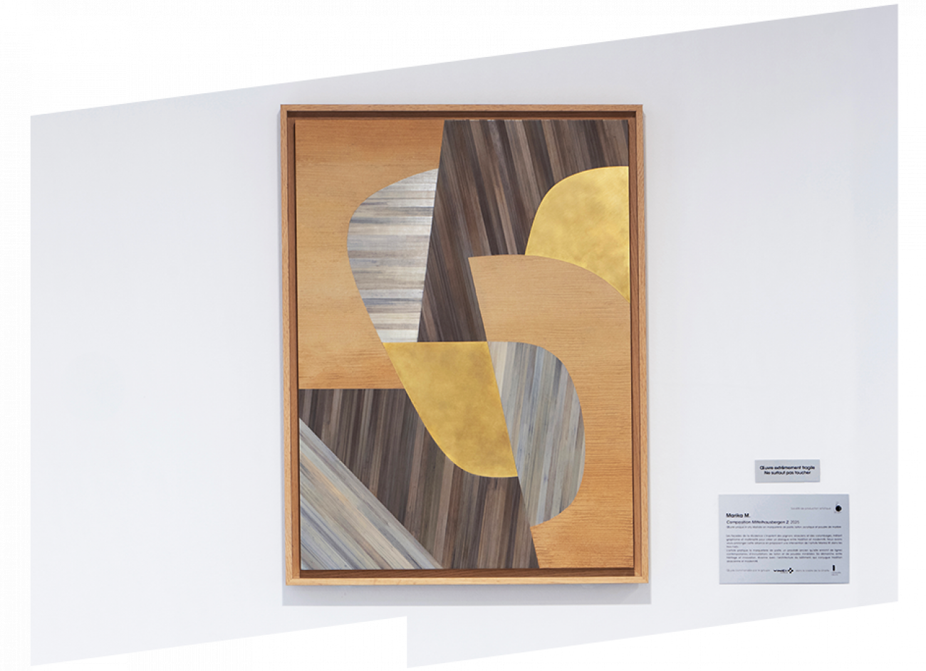 Marika M réinterprète le patrimoine alsacien pour VINCI Immobilier A Mittelhausbergen, dans le Bas-Rhin, Marika M signe une série d’œuvres en marqueterie de paille pour la résidence Caractère de VINCI Immobilier. Inspirée par l’architecture traditionnelle alsacienne, l’artiste reprend le vocabulaire des maisons à colombages, où le bois et la paille servaient à la construction et au remplissage des murs. Ses motifs et géométries prolongent les façades de la résidence, ce qui crée un dialogue subtil entre passé et présent. Entre héritage culturel et création contemporaine, Marika M transforme la résidence en un véritable espace où patrimoine et modernité se rencontrent.Marika M – Marqueterie de paille à MittelhausbergenPromoteur : VINCI ImmobilierVille : MittelhausbergenRésumé : Œuvres en marqueterie de paille réinterprétant le patrimoine alsacien, dialogues entre architecture contemporaine et savoir-faire ancestral.© Marika M