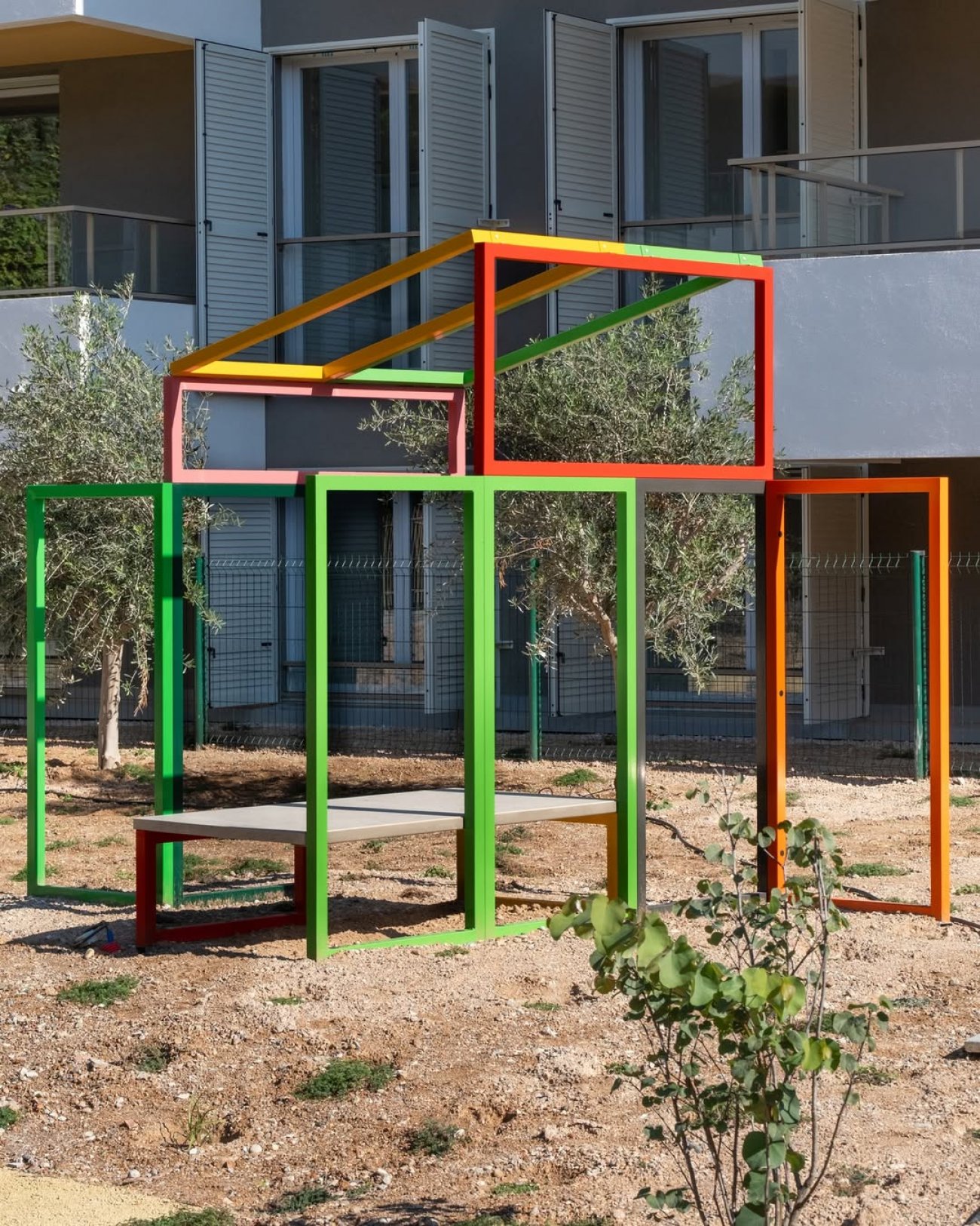 Mengzhi Zheng imagine une sculpture habit�e avec Emerige A Villeneuve-Loubet, Emerige confie � Mengzhi Zheng la cr�ation d&rsquo;une &oelig;uvre install�e au c&oelig;ur du jardin des Terrasses du Parc. L&rsquo;artiste dessine une architecture l�g�re qui invite les habitants � traverser et s&rsquo;approprier l&rsquo;espace.Mengzhi Zheng &ndash; HabitablePromoteur : EmerigeVille : Villeneuve-LoubetR�sum� : Une sculpture traversable aux lignes color�es qui �voque une cabane ouverte et dialogue avec l&rsquo;architecture et le paysage.� Olivier Remualdo