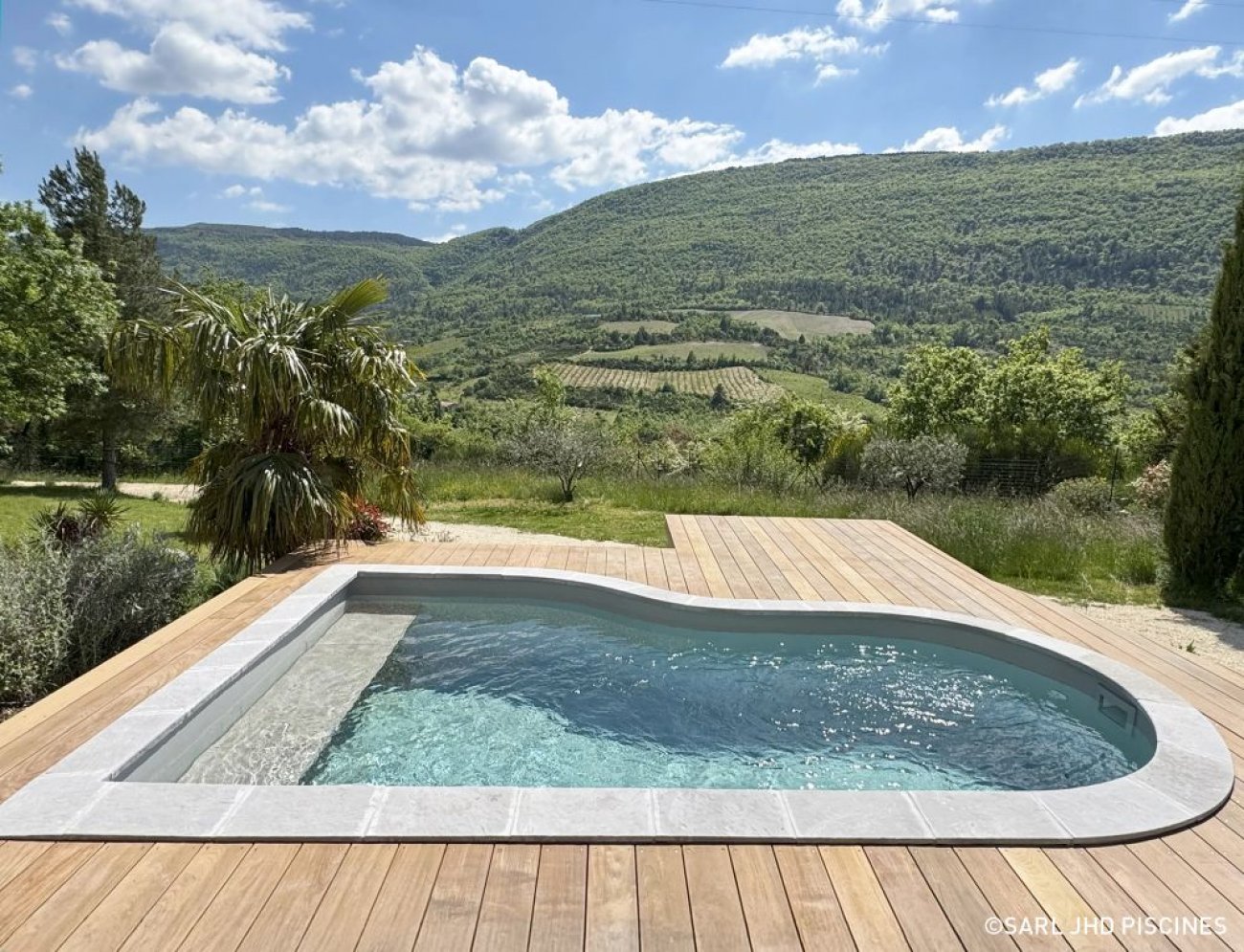 Catgorie : Piscine installe petit budget  moins de 20 000 €TROPHE D’ARGENT : PISCINES WATERAIR Descriptif :Le modle Lya sduit par son lgance compacte (4,34 m x 2,66 m, soit 9,6 m) et son design semi-suspendu, idal pour les terrains en pente ou les petits espaces. Son ossature en acier ond 165/100e, garantie 20 ans sans dgressivit, offre robustesse et longvit. quipe d’un revtement en liner gris, d’une plage en bois et de margelles Waterair Mineral, cette piscine marie esthtique naturelle et durabilit. Ct confort, elle intgre une banquette en grs crame gris avec escalier Piano et fond plat, parfaits pour la dtente. Ct performance, la Lya se distingue par sa classe nergtique A, selon la norme europenne NF EN 17645, valide par le TV Rheinland. Son systme de filtration Plug In EcoR ajuste le dbit selon les besoins, permettant jusqu’ 5 fois moins de consommation nergtique et une facture d’lectricit divise par deux. S’y ajoutent un lectrolyseur et un rgulateur de pH pour une eau toujours limpide et saine. Crdit photo : Piscines Waterair