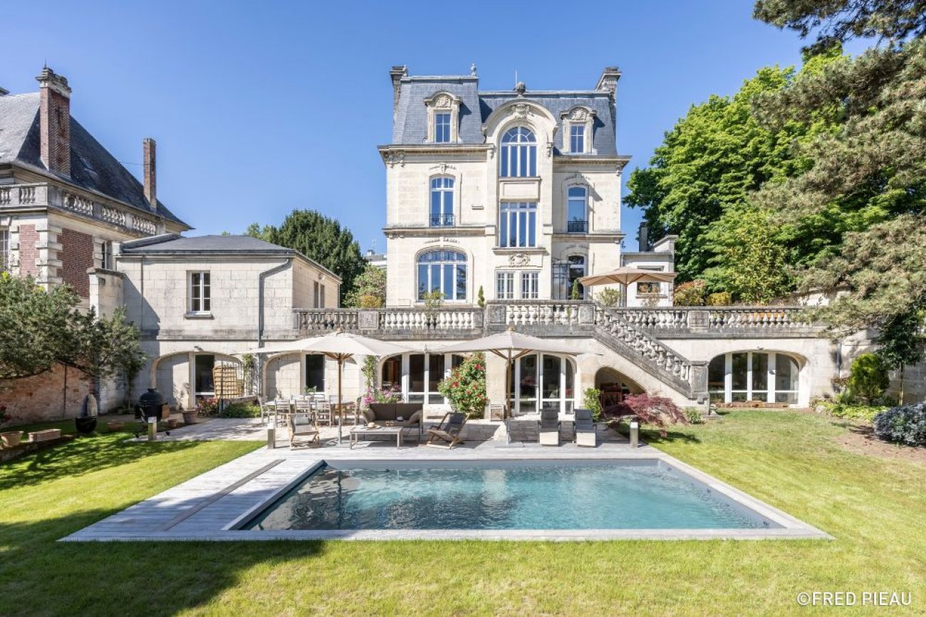 Catgorie : Piscine familiale de forme angulaire de moins de 40 m TROPHE D’OR EX QUO : PISCINELLEDescriptif :Le modle Piscinelle Cr8 sduit par son adaptation ingnieuse  un terrain en pente. Avec 8 x 4 m pour une surface de 32 m, sa structure aluminium double-peau permet de compenser la dclivit du terrain grce  un systme de gestion du hors-sol, avant remise  niveau des terres. Le bassin est habill d’un liner 33C gris ardoise, avec plage et margelle en Ip qui se prolongent directement au niveau de l’eau pour un rendu fluide et naturel. La piscine intgre des options haut de gamme : pompe  chaleur 12 kW, banquette d’angle immerge, rgulateur de pH et Redox, couverture automatique immerge, et projecteur LED, combinant confort, scurit et esthtisme. Une ralisation qui allie technicit, design contemporain et convivialit, idale pour toute la famille. Crdit photo : Piscinelle