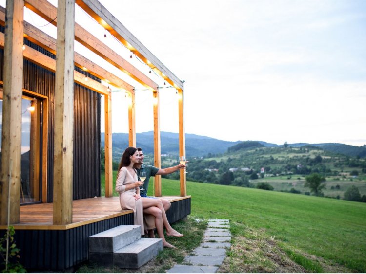 Maison avec jardin, nature, patrimoine, les rsidences secondaires prs de Paris rpondent aux envies de dconnexion et de tranquillit des citadins. | Shutterstock