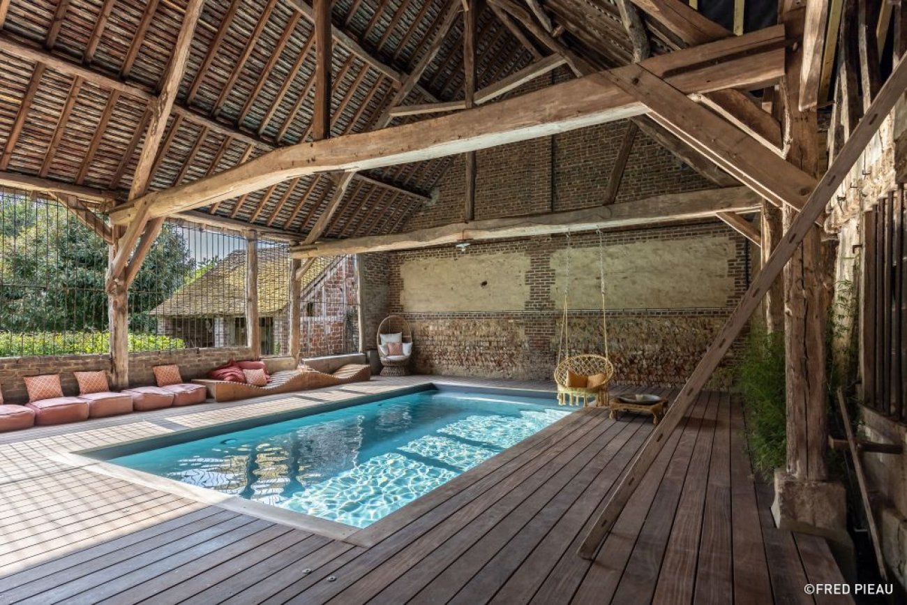 PRIX SP�CIAL - COUP DE C&OElig;UR PATRIMOINE : PISCINELLE Cat�gorie : Piscine int�rieure (pour une piscine int�rieure particuli�rement bien int�gr�e � son environnement) Descriptif :Piscine sur-mesure 6,5 x 3,5 m install�e dans une grange, alliant effet indoor/outdoor. Structure aluminium double-peau Piscinelle, rev�tement liner gris ardoise, plage en Cumaru, margelle Ip� Design�+�Piscinelle.Options : PAC 8 kW, r�gulateur de pH, �lectrolyseur, projecteur LED, banquettes immerg�es, couverture s�curit� � barres. Cr�dit photo : Fred Pieau