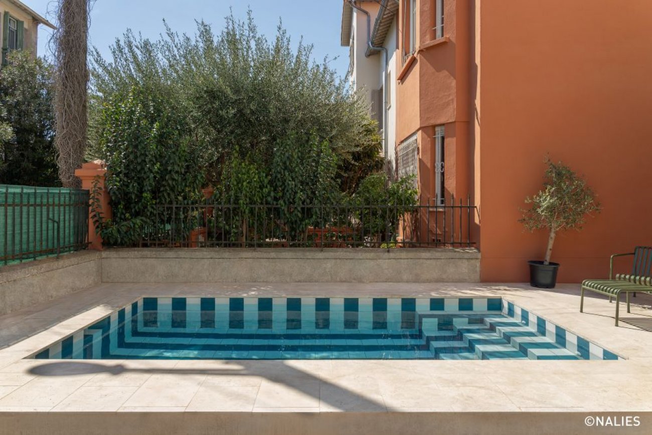 Catgorie : Piscine de moins de 10 m (rcompensant la ralisation d’une piscine dont la surface d’eau est infrieure ou gale  10 m) TROPHE D’OR : ESPACE PISCINE 66 Descriptif :Compacte et fonctionnelle, cette piscine de 4 x 2,5 m avec une profondeur de 1,2 m est idale pour les petits jardins ou terrasses. Construite en blocs  bancher et bton, avec enduit hydrofuge, elle garantit solidit et durabilit. Son revtement en carrelage Ragno Contrasti vert & blanc, assorti  la plage, cre un effet moderne et lgant. La margelle en travertin de 3 cm complte l’esthtique, apportant chaleur et raffinement. Pour un entretien simplifi, la piscine est quipe d’un lectrolyseur Smart Next, assurant une eau propre et saine en toute autonomie. Une ralisation compacte, esthtique et performante, parfaite pour profiter des plaisirs de la baignade mme dans un espace rduit. Crdit photo : Espace Piscine 66