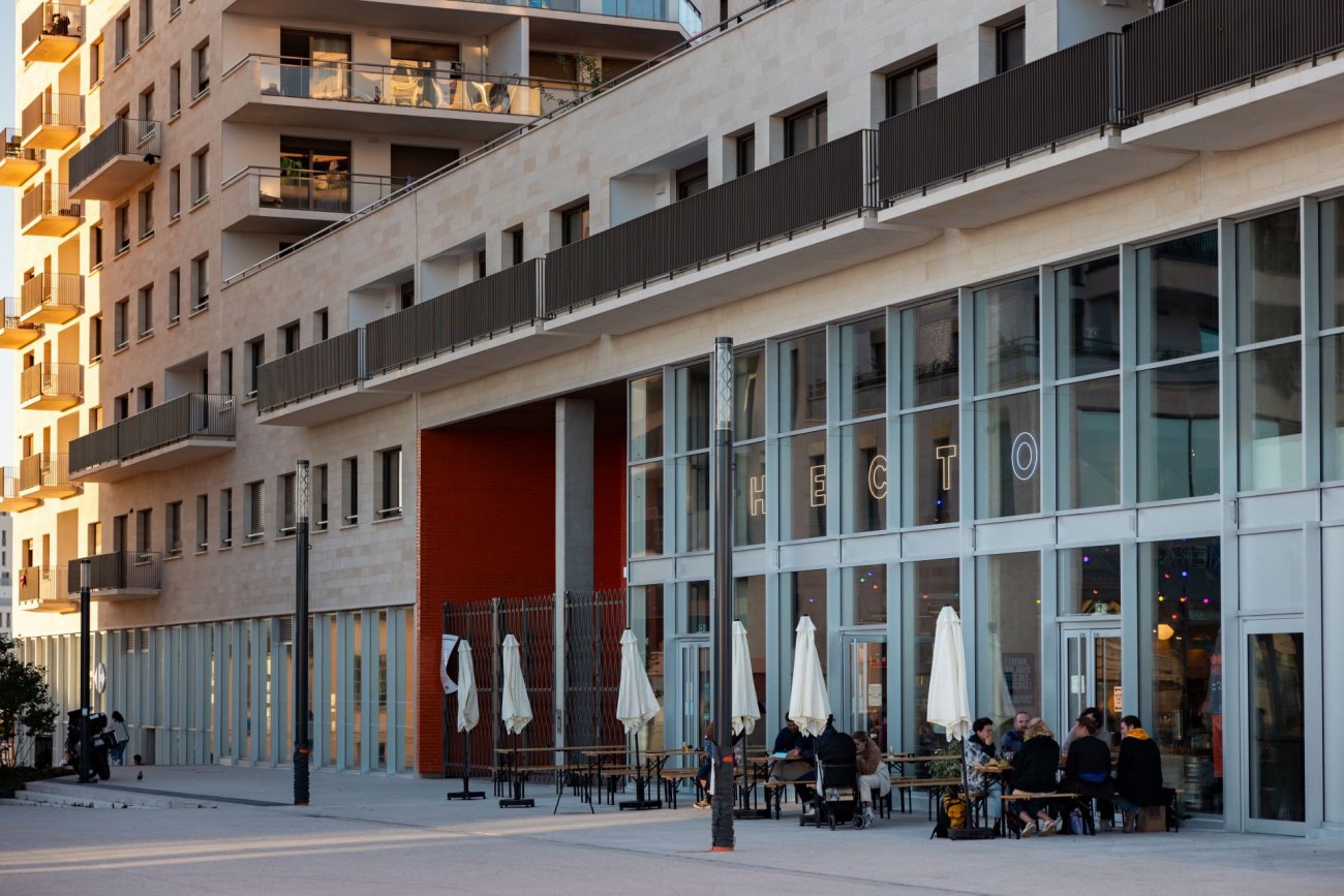 Les commerces du quartier Belvdre : un mlange d’enseignes nationales et locales, comme Carrefour Market, Hecto ou Kalimera, pour des services et de la convivialit au cœur de Bordeaux.