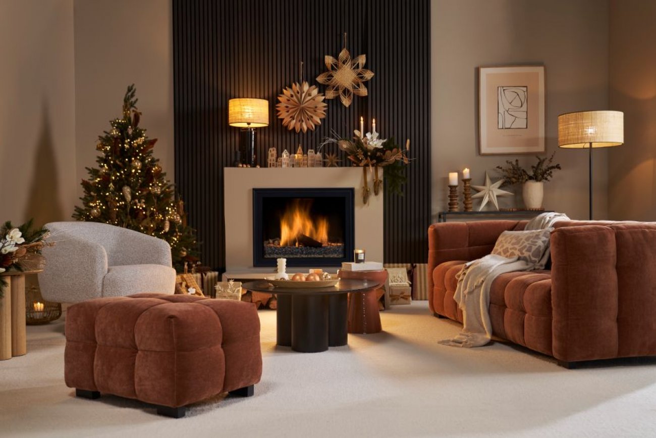 La collection Nol  Cocooning chic  de Miliboo combine lgance seventies et confort absolu. Velours, bois et mtal se mlent  des couleurs intenses comme le terre brle chocolat. Canap Corto, pouf, table Hollen et fauteuil Bowie en bouclette crent un intrieur chic, chaleureux et tendance.