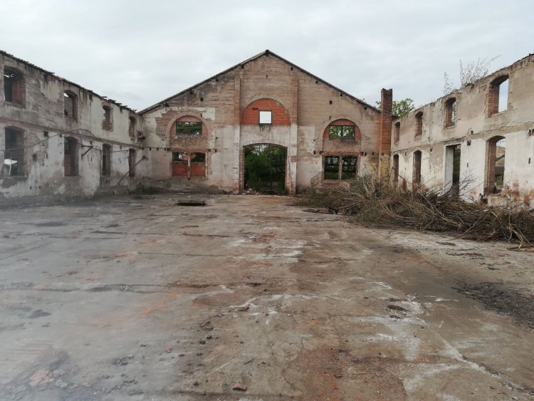 A deux pas du centre-ville et à 35 km de Toulouse, un site abandonné de Saint-Sulpice va se transformer grâce au Fonds Friches. | Arçonnerie Française / Saint-Sulpice-la-Pointe