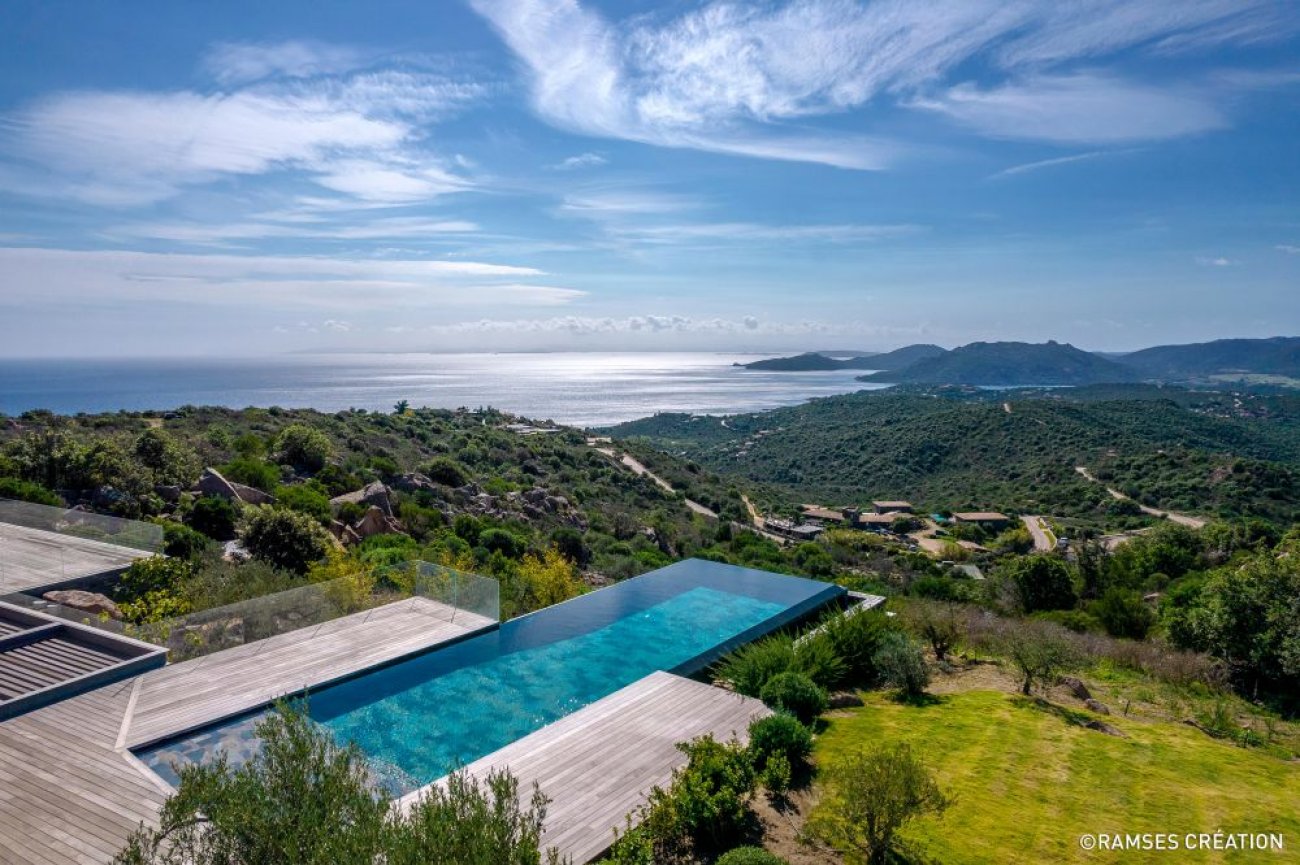 Catgorie : Piscine d’exception (rcompensant la ralisation d’une piscine particulirement exceptionnelle par son esthtique et son niveau d’quipement) TROPHE D’OR : PISCINE SERVICE 2A / CARR BLEU Descriptif :Cette piscine  dbordement en pierre naturelle de Bali combine esthtique, confort et haute technicit. Avec des dimensions de 17 x 5 m et une profondeur variant de 1,2 m (petit bain)  1,8 m (grand bain), elle adopte un esprit couloir de nage sur-mesure avec large plage immerge et escalier balno. La structure en bton banch coffr assure robustesse et durabilit, tandis que le revtement en pierre naturelle de Bali et les plages et margelles en Ip apportent lgance et chaleur. Le bassin est quip d’une double filtration  sable, d’un traitement de l’eau par lectrolyse de sel, d’une pompe  chaleur, de 3 projecteurs LED blancs, de 6 buses balno et de refoulements inox au fond, avec alarme de scurit pour un usage en toute srnit. Une ralisation exceptionnelle qui incarne l’excellence franaise en matire de piscine haut de gamme. Crdit photo : Piscine Service 2A / Carr Bleu