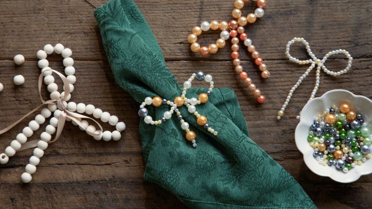 Le nœud s’impose comme motif phare de Nol 2025, comme ici chez Sstrene Grene. Dclins en dentelle, guirlandes ou petites cramiques, ils se personnalisent facilement grce au DIY avec rubans satins ou en velours, pour une dcoration festive unique et crative.