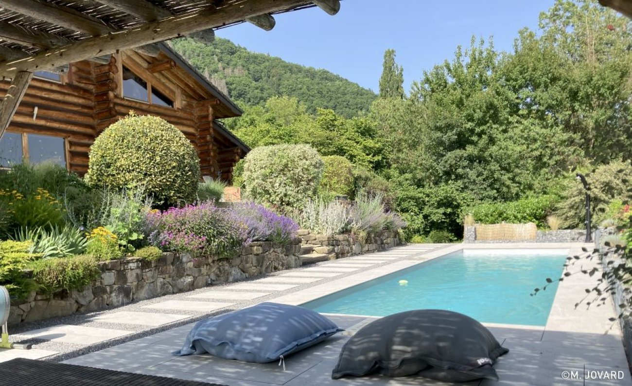 Catgorie : Piscine installe par un particulier (pour la ralisation d’une piscine particulirement russie et monte intgralement par un particulier) TROPHE D’OR : AQUADISCOUNT Descriptif :Cette piscine rectangulaire de 3 x 11 m avec fond plat de 1,5 m illustre parfaitement le savoir-faire d’un particulier. Construite en panneaux vinyl acier, elle allie solidit, rapidit de montage et esthtique. Le bassin est habill d’un liner gris clair, offrant modernit et lgance. Il intgre un escalier US pour un accs confortable et une filtration FBE assurant une eau limpide et saine. Une ralisation exemplaire qui dmontre que la qualit et le design d’une piscine peuvent aussi tre atteints en autoconstruction, avec fiabilit et style. Crdit photo : Aquadiscount