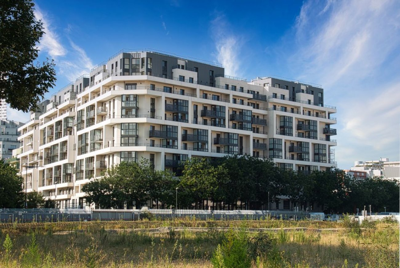 Grand Prix r�gional (ex-aequo) : Fauvelles, Courbevoie (92)Promoteurs : Interconstruction & EmerigeArchitectes : Bridot PartenairesDescriptif et particularit�s : Transformation de bureaux vides en projet urbain mixte avec 494 logements, 2 locaux commerciaux, piscine municipale et salle de sport, 2 700 m� d&rsquo;espaces verts, performances environnementales �lev�es et parties communes design�es par Corinne Crenn.
