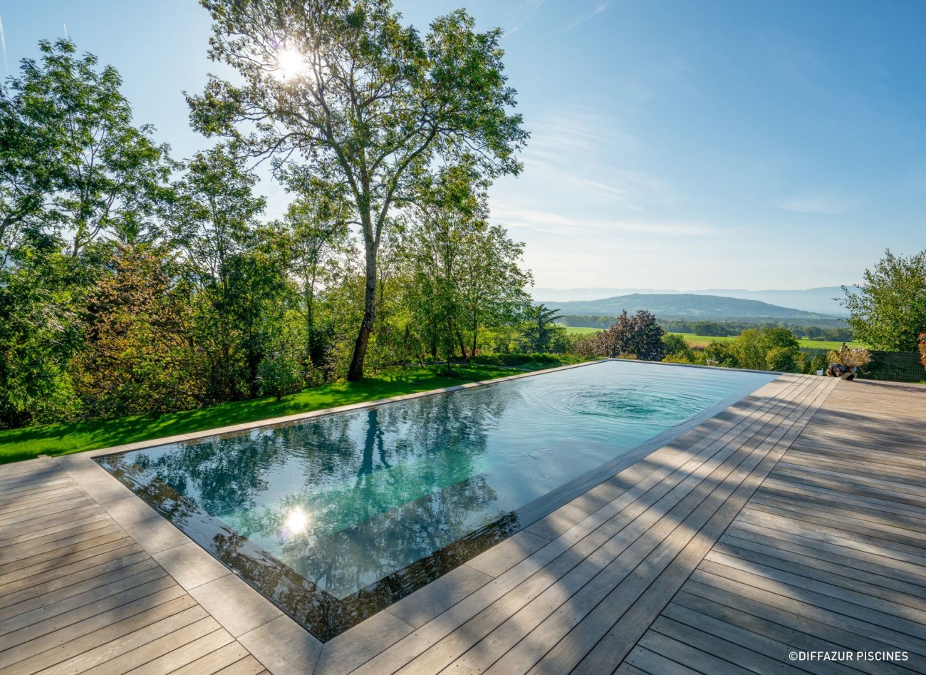 CATGORIE PISCINE FAMILIALE DE FORME ANGULAIRE DE MOINS DE 40M2(rcompensant la ralisation d’une piscine de forme angulaire destine  un usage familial et dont la surface d’eau est infrieure  40m2)- TROPHE D’ARGENT EX QUO -DIFFAZUR PISCINESPropiscines : ouiDescriptif produit :• Modle : RECTANGULAIRE• Dimensions : 11 x 3,55 m• Matriaux : Bton arm - Gunite• Caractristiques techniques particulires : Profondeur 1.20  1.50mEscalier de 2 marches• Revtement : Crystalroc Granit Gris galet (Enduit minral  base de cristaux de marbre et de quartz)• Plages : Bois• Margelle : Immerges : Granit - Hors de l’eau : Grs crame• Option(s) : 2 projecteurs LED Blancs – Plage immerge 4m - Bord miroir 29.10ml