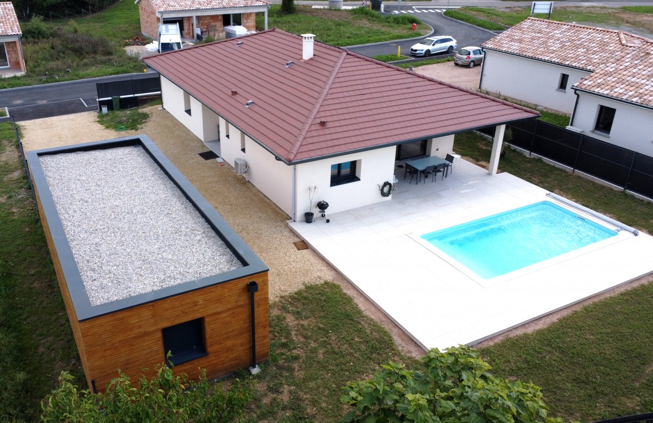 Catgorie Neutralit Carbone 🥇 Mdaille d’Or : Demeures Caladoises – La Maison Bois PailleDemeures Caladoises propose ici une maison en ossature bois isoles en paille, de 141 m, au prix de 379 960 € TTC hors foncier, alliant performance, sobrit et confort. La construction bas carbone utilise des matriaux biosourcs, gosourcs et recycls, avec une empreinte carbone de -24 kg eq.CO₂/m pour la paille. Les murs prfabriqus limitent dchets et nergie, la conception bioclimatique et les nergies renouvelables permettent l’autoconsommation. Le projet vise un retour sur investissement infrieur  10 ans et la neutralit carbone d’ici 2050.🥈 Mdaille d’Argent : Groupe Gambetta – Ginkgo