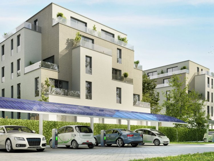 Un co-parking vgtalis avec ombrire photovoltaque, borne de recharge, solution durable pour proposer un stationnement cologique. | Shutterstock