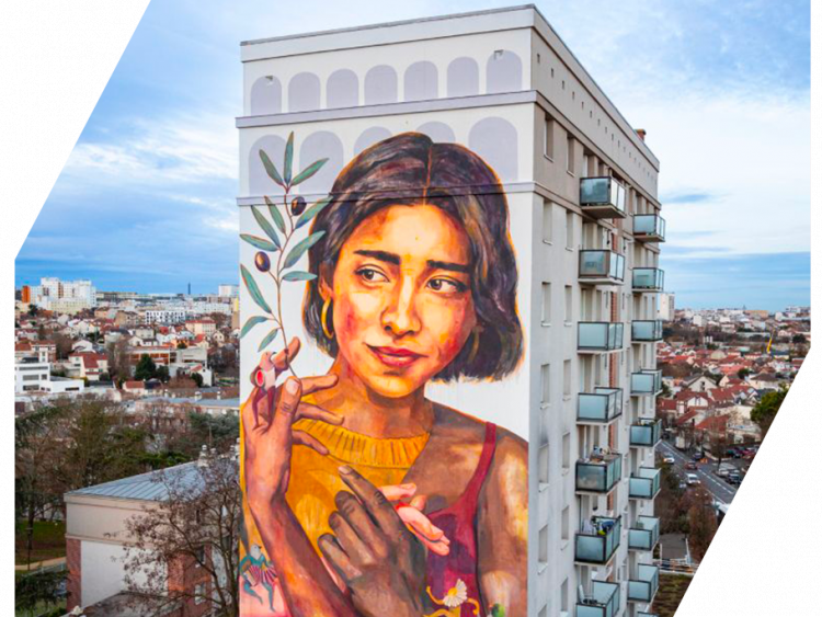 María Peñá Coto et la fresque solidaire de Valdevy à Arcueil A Arcueil, dans le Val-de-Marne, Valdevy a commandé Piel y Paz, une fresque de 36 m de haut par María Peñá Coto. Fruit d’une concertation avec 250 locataires et Hypermur, l’œuvre célèbre la solidarité et l’ouverture à l’autre, transformant la Cité des Irlandais en un véritable symbole urbain. María Peñá Coto – Fresque Piel y Paz à ArcueilPromoteur : ValdevyVille : ArcueilRésumé : Fresque monumentale de 36 m de haut réalisée avec les habitants, célébrant solidarité et ouverture à l’autre.Production : Hypermur© Amaury Cornu