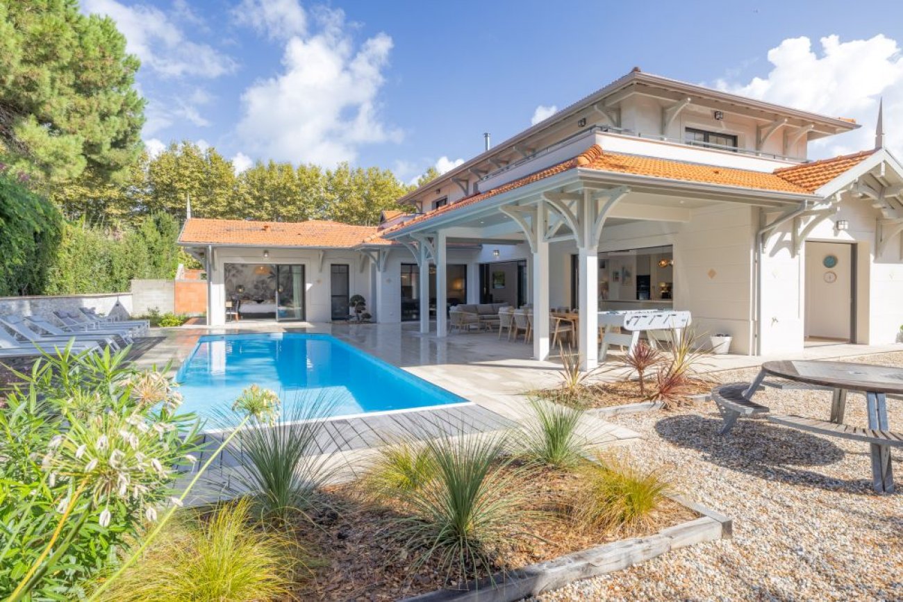 Catgorie Ralisations remarquables Constructeurs – Ancrage territorial 🥇 Mdaille d’Or ex-aequo : IGC Construction, Procivis Nouvelle Aquitaine – L’le aux Oiseaux IGC Construction a ralis  L’le aux Oiseaux   Arcachon, deux maisons individuelles haut de gamme dans le quartier historique  Ville de Printemps . Le lot PILAT (310,5 m, 939 672 € TTC) vise la revente patrimoniale, le lot CAPREV (251,8 m, 601 351 € TTC) est destin  usage personnel et locatif. Conues sous contrle des ABF et de la mairie, elles respectent l’architecture Napolon III locale, avec des compagnons qualifis, avec un ensemble harmonieux et exceptionnel sur le Bassin d’Arcachon.