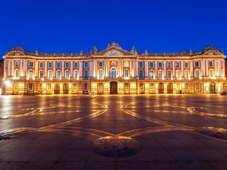 De la place du Capitole jusque dans l'arrière-pays toulousain, le marché de l'immobilier neuf à Toulouse est en péril au terme du premier semestre. | Shutterstock