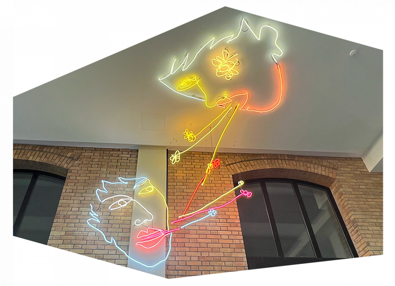 Julie Gauthron illumine Paris avec Nuveen Real Estate Dans le hall de l’espace Graham à Paris, Julie Gauthron crée une œuvre lumineuse inspirée du pop art. Les fils et néons esquissent un dialogue entre deux personnages, suspendant un moment d’échange poétique au cœur du bâtiment. Julie Gauthron – Œuvre lumineuse à ParisPromoteur : Nuveen Real EstateVille : ParisRésumé : Installation de néons dans le hall d’un immeuble de bureaux, créant un dialogue suspendu entre deux personnages.© Nuveen