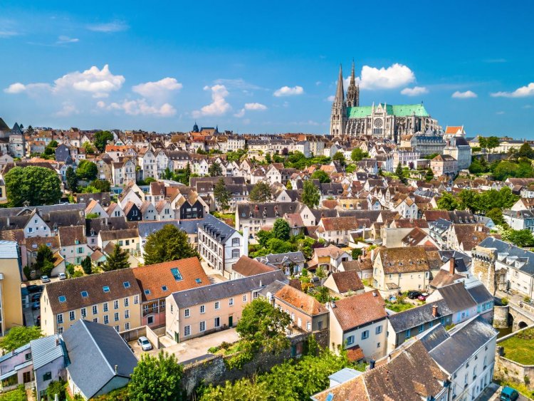 Le logement neuf en Centre-Val de Loire, ici Chartres, symbole dun march en crise, marqu par une forte baisse des mises en chantier et des ventes. | Shutterstock