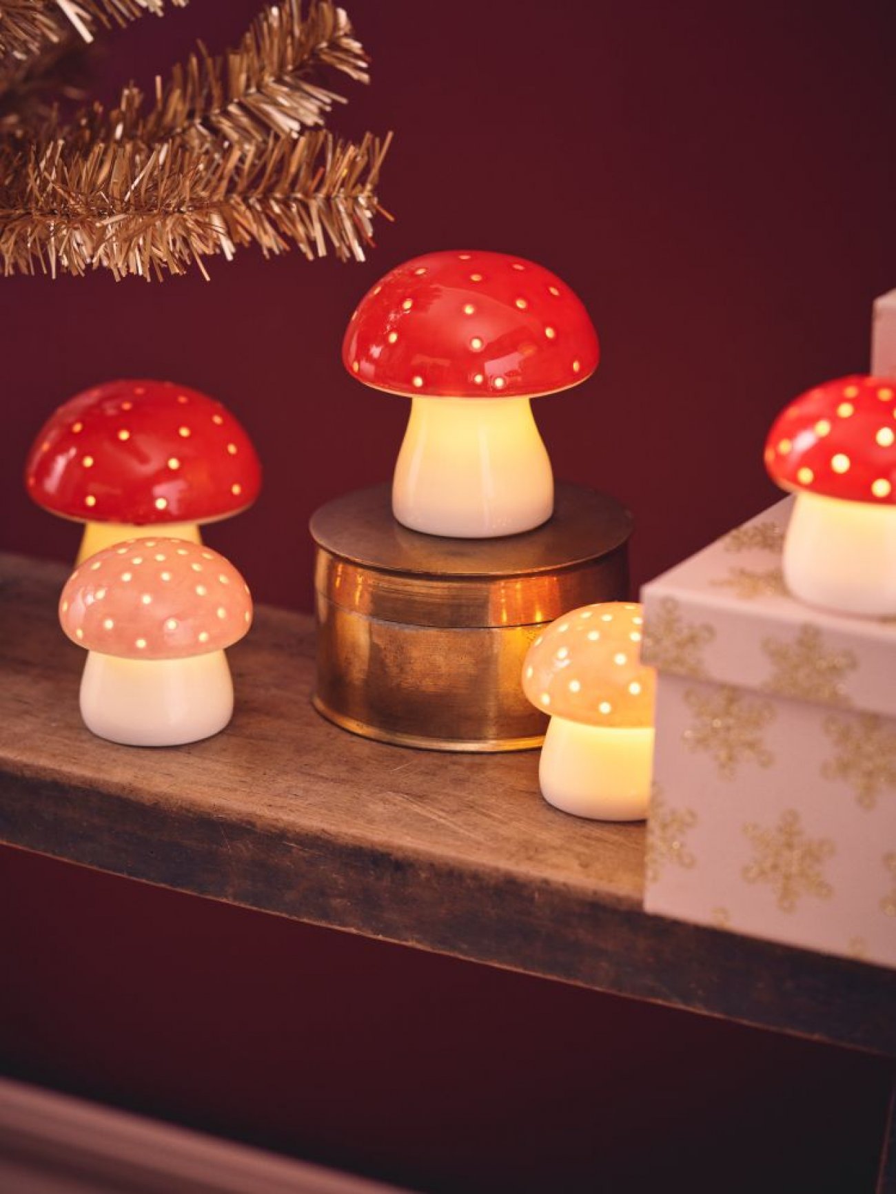 Les champignons LED de Sstrene Grene illuminent la dcoration de Nol d’une lueur douce et potique. Dclins en bordeaux profond ou en teintes naturelles, ils ajoutent une touche frique et ludique aux compositions de table ou au pied du sapin.