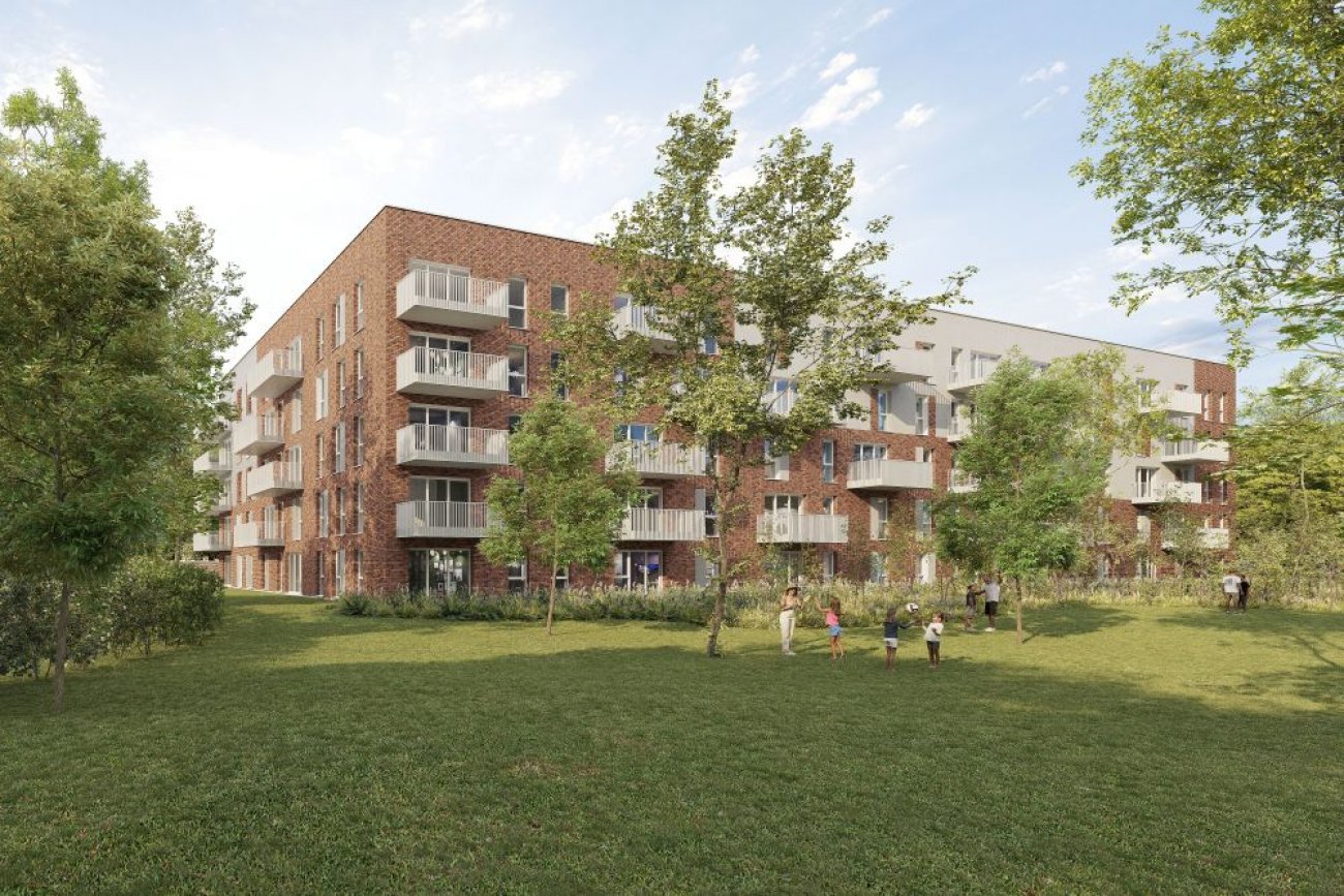 Pyramide d’Argent de la conduite responsable des opérations : CANOPEE, Hazebrouck (59)Promoteur : Tisserin PromotionArchitecte : Concept Archi – Laurent Van Den Dorpe Descriptif et particularités :Canopée est une résidence passive de 83 appartements neufs en R+4 située dans une zone boisée protégée, conservant mare et arbres matures. Sur 6 737 m², elle propose 5 060 m² habitables et 3 168 m² d’espaces verts. Favorisant la mixité sociale, elle accueille seniors, jeunes couples et familles monoparentales. Le bâtiment vise Passivhaus et RE2020, avec panneaux photovoltaïques, VMC double flux et récupération de chaleur. L’architecture combine briques rouges et enduit clair, chaque logement disposant d’un balcon. Le projet intègre mobilité douce, biodiversité et charte chantier propre avec insertion sociale. Livraison prévue : 10/2027.