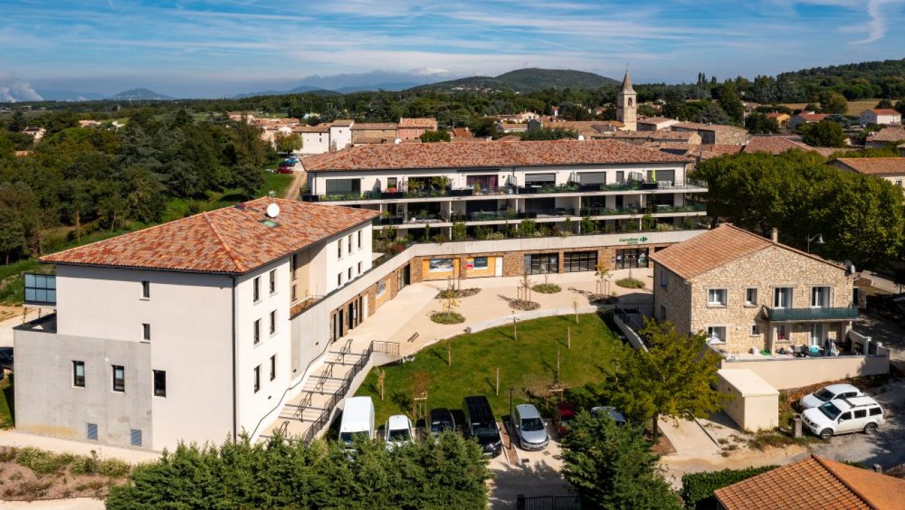 Catgorie Transformation du tissu urbain existant 🥇 Mdaille d’Or : RAMPA Ralisations – Agora Cœur de VillageAgora, port par Rampa Ralisations  Allan (Drme), transforme une friche industrielle en cœur de village multifonctionnel. Le projet comprend 24 logements haut de gamme et intergnrationnels, un ple mdical, commerces, bureaux et une place publique vgtalise, pour 3 070 m de surface de plancher. Les travaux de 5 M€ HT intgrent dpollution, dsamiantage, remploi des matriaux et renaturation de 1 500 m. Le prix moyen des logements est de 3 800 € HT/m, avec qualit architecturale, respect de l’environnement et synergie public-priv. Cdric Prat🥈 Mdaille d’Argent : Tesa Constructions – Les Maisons Marachres🥉Mdaille de Bronze : SMB Promotion – Rsidence des Vignes