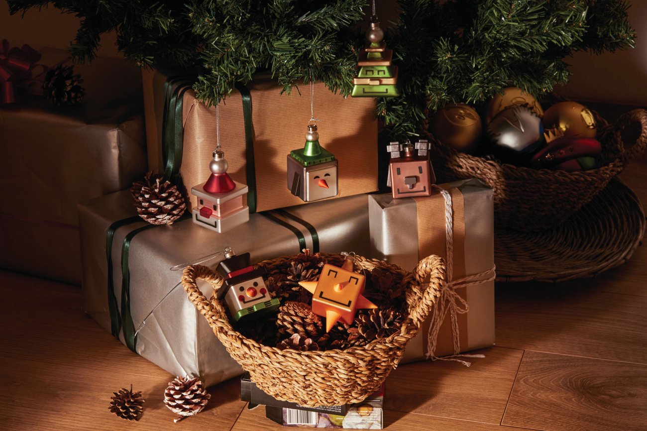 La collection  Pale Quadrate  mise en avant par Made in Design rinvente Nol avec originalit. Ces boules de Nol carres en verre souffl, peintes  la main, dsignes par Massimo Giacon et Marcello Jori, prsentent six personnages colors : Santa Cube, Cubik Tree, Cubik Star, Dear Deer Cube, Cube Penguin et Snow Cube qui apportent fantaisie et modernit au pied du sapin. Prix : 22 €/pice