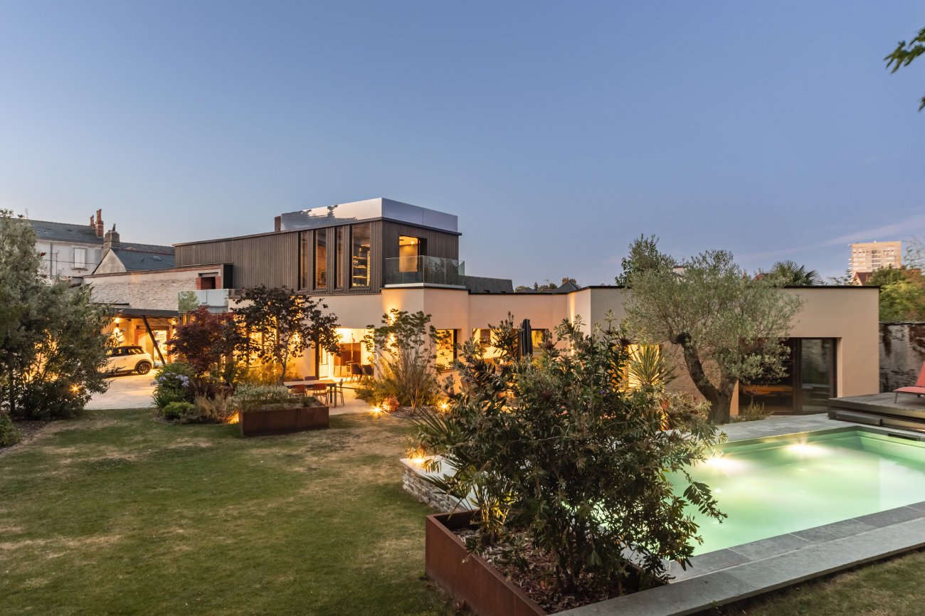 Catgorie Ralisations remarquables Constructeurs – Dfi technique 🥇 Mdaille d’Or : Logmaine - La Maison PadoLa Maison Pado, situe en centre-ville d'Angers dans le Maine-et-Loire sur un terrain difficile d’accs, relve un dfi technique et architectural. Elle combine murs en briques, ossature bois et conservation d’un mur ancien pour allger la structure tout en respectant le patrimoine. L’intrieur se distingue par un escalier sculptural et un mur-rideau qui relie sjour et terrasse. Le patio central claire toutes les pices, et le projet inclut un pont lvateur pour vhicules. L’amnagement paysager valorise le terrain et les essences locales.🥈 Mdaille d’Argent : Alsace Construction - La Villa Sundgauvienne